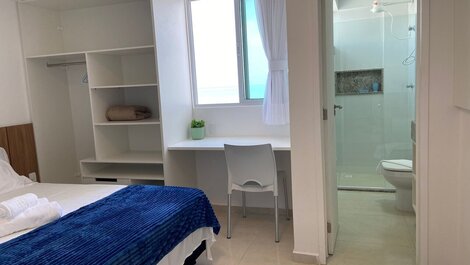 -Flat c/ 2 Suítes e wifi - Pé na areia no Bessa