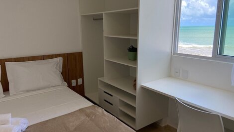 -Flat c/ 2 Suítes e wifi - Pé na areia no Bessa