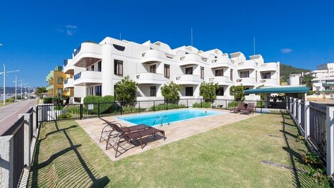 Excellent Triplex apartment in upscale gated community