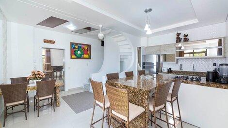 Excellent Triplex apartment in upscale gated community