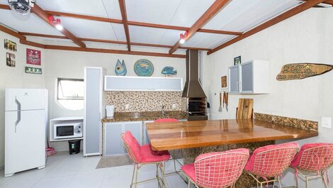 Excellent Triplex apartment in upscale gated community