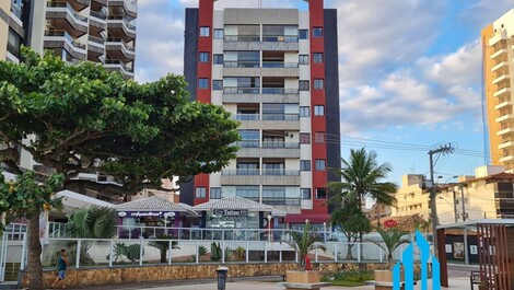 GREAT POINT APARTMENT WITH BALCONY IN FRONT OF MORRO GUARAPARI BEACH