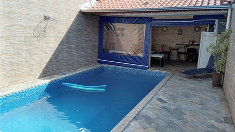 Modern and Cozy House, Heated Pool and Fireplace 50 meters from the Beach