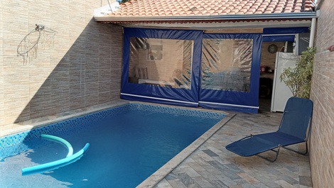 Modern and Cozy House, Heated Pool and Fireplace 50 meters from the Beach