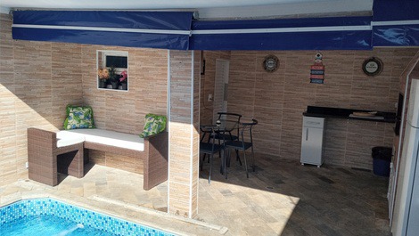 Modern and Cozy House, Heated Pool and Fireplace 50 meters from the Beach