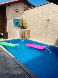 Modern and Cozy House, Heated Pool and Fireplace 50 meters from the Beach
