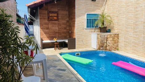 Modern and Cozy House, Heated Pool and Fireplace 50 meters from the Beach