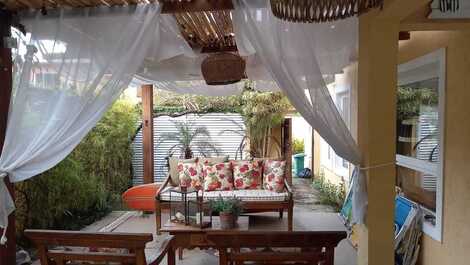 Vanrada com sofa e duas cadeiras