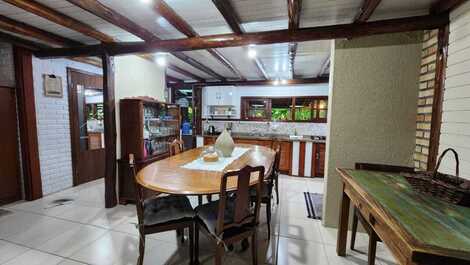 Casa d praia c piscina, jacuzzi, ampla e aconchegante na praia do rosa