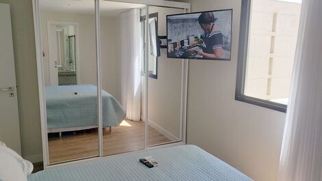 Quarto com vista para o mar, cama box, armário, tv led, ar condicionado split com suíte!