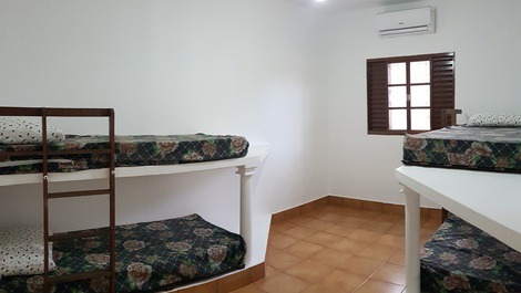 2° quarto com 2 beliches. ( ar e ventilador )