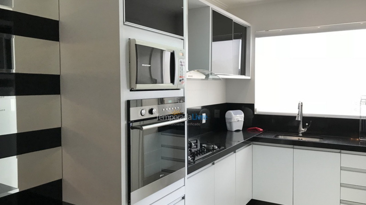 Apartamento para aluguel de temporada em Itapema (Meia Praia)