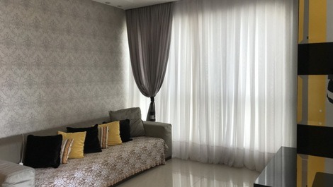 Sala com 2 ambientes com tv e wi-fi