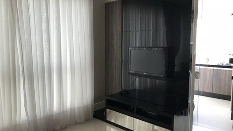 Sala com 2 ambientes com tv e wi-fi