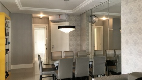 Sala com 2 ambientes com tv e wi-fi