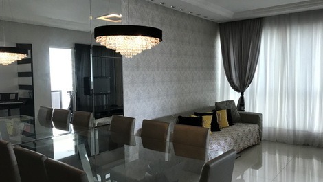 Sala com 2 ambientes com tv e wi-fi