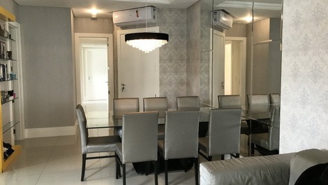 Sala com 2 ambientes com tv e wi-fi