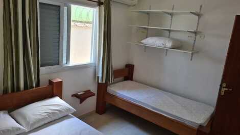 Uma cama de casal e uma cama de solteiro. ar condicionado e ventilador