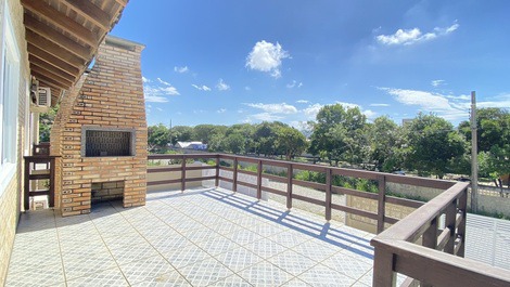 Apto com 2 dormitórios a poucos metros do mar