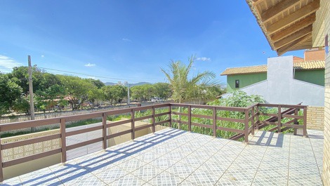 Apto com 2 dormitórios a poucos metros do mar