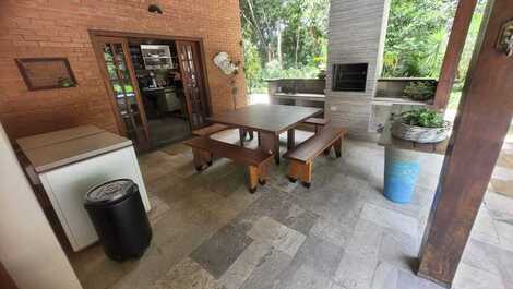 Casa ampla, arejada, e muita área verde