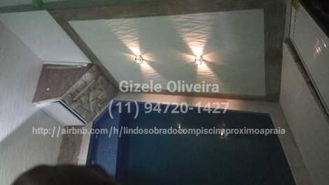 Excelente piscina com deck, banqueta interna com hidromassagem, cascata e iluminação em led.