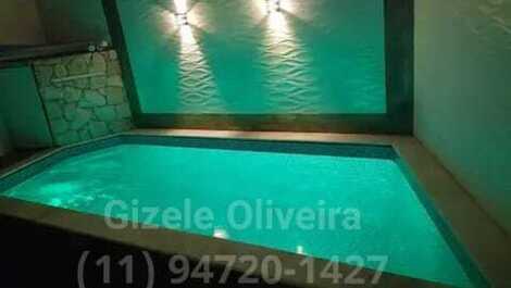 Excelente piscina com deck, banqueta interna com hidromassagem, cascata e iluminação em led.