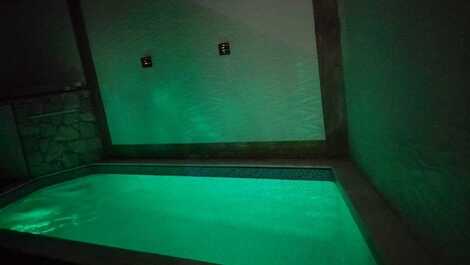 Excelente piscina com deck, banqueta interna com hidromassagem, cascata e iluminação em led.