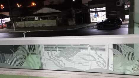 Varanda com vista para avenida.