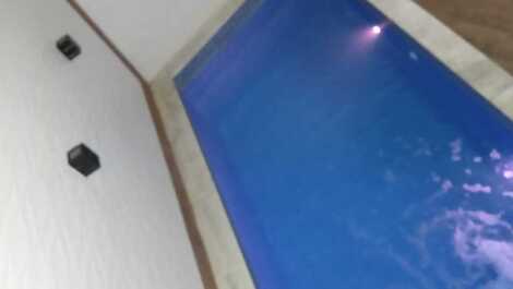 Excelente piscina com deck, banqueta interna com hidromassagem, cascata e iluminação em led.