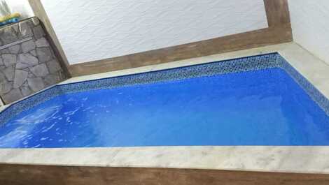 Excelente piscina com deck, banqueta interna com hidromassagem, cascata e iluminação em led.