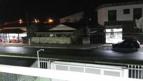 Varanda com vista para avenida.