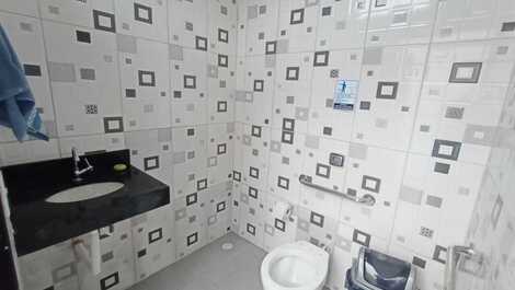 Sanitário espaçoso pne