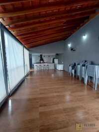 Espaço aconchegante cabe dois carros