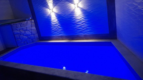 Excelente piscina com deck, banqueta interna com hidromassagem, cascata e iluminação em led.