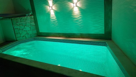 Excelente piscina com deck, banqueta interna com hidromassagem, cascata e iluminação em led.