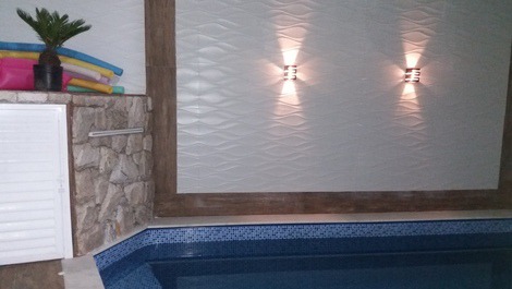 Excelente piscina com deck, banqueta interna com hidromassagem, cascata e iluminação em led.