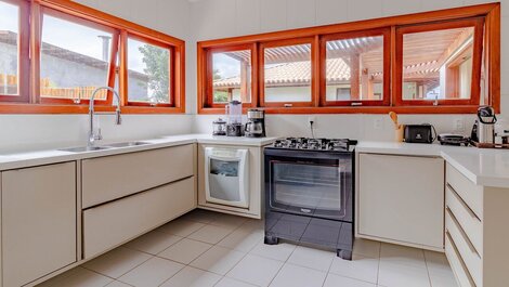 High-End House with 4 Suites - Condominium