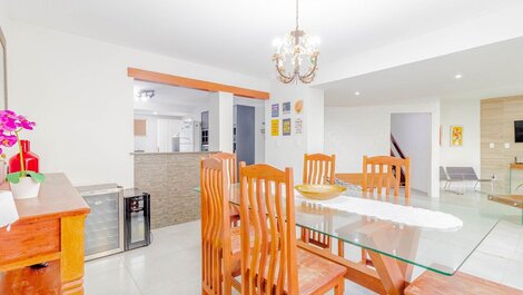 7-Bedroom House with Sea View and Maid Included