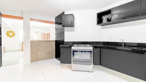 7-Bedroom House with Sea View and Maid Included