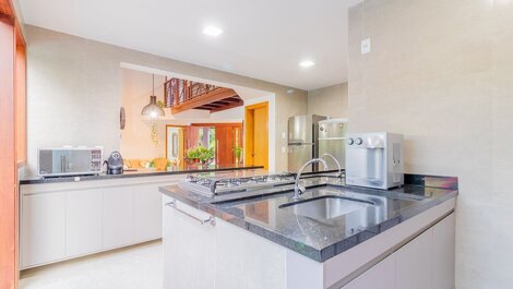 Casa Alto Padrão 05 Suítes - Praia do Forte