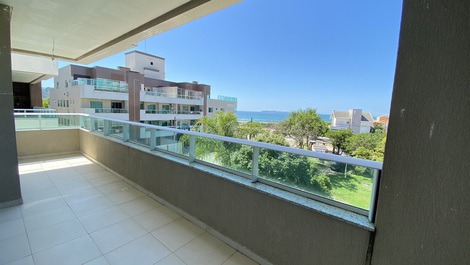 ¡Excelente ático con vistas al mar, a 180m de la playa de Mariscal!