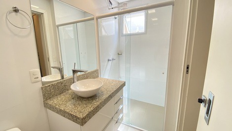 ¡Excelente ático con vistas al mar, a 180m de la playa de Mariscal!