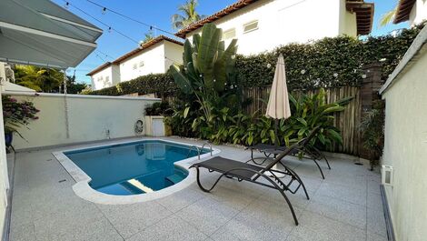 Vista piscina e jardim 