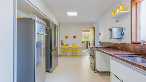 High-End House with 5 Suites, Maid Included