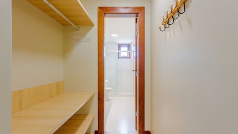 High-End House with 5 Suites, Maid Included