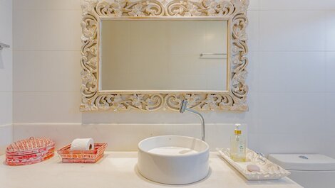 High-End House with 5 Suites, Maid Included