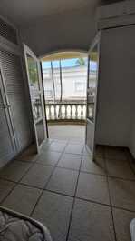 CASA INCRÍVEL EM CONDOMÍNIO FECHADO, NA QUADRA DA PRAIA!!