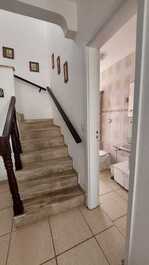 CASA INCRÍVEL EM CONDOMÍNIO FECHADO, NA QUADRA DA PRAIA!!