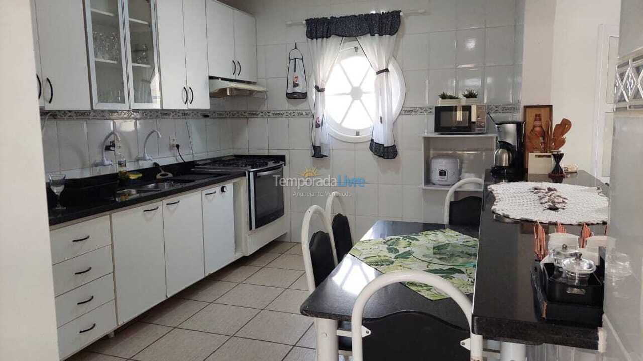 Casa para aluguel de temporada em Guarujá (Enseada)